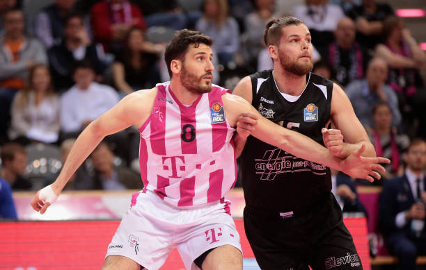 中场逼抢的 中场逼抢的