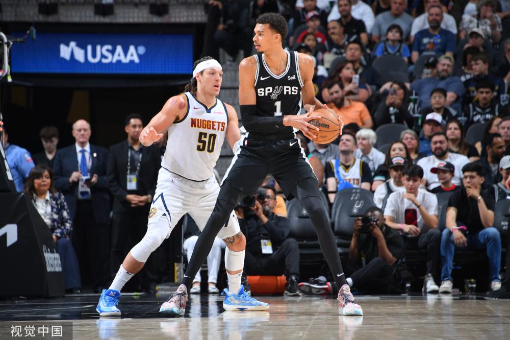 足球比赛中 足球比赛中